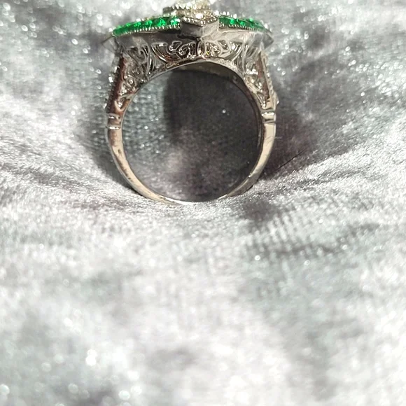 Vintage Oval Green Rhinestone Ring - Picture 6 of 6